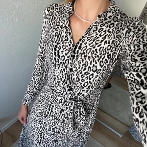 Klänning💕 - Säljer denna hel långa leopard klänningen som passar S/M. Super skön och passar bra till stranden eller när man ska klä upp sig💕