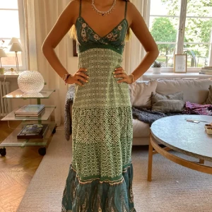 Grön klänning - Säljer min gröna klänning köpt här från Plick. Inga defekter