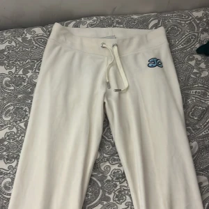 Juciy Couture - Säljer ett par unika juciy byxor har aldrig sett någon ha på sig dem, dem är i väldigt bra skick några små fläckar men jag tror  det går bort med vanish annars är dem rätt så nya