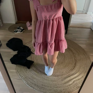 Sommarklänning  - Så söt sommarklänning som är helt oanvänd med lappar kvar, helt slutsåld på hemsidan, nypris 469kr