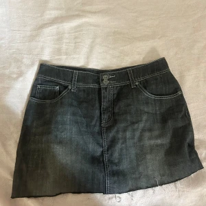 Jeanskjol  - Grå jeanskjol perfekt till sommaren. Storlek 42/44 men passar mindre💗