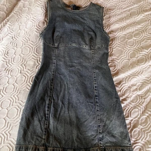 Kort jeansklänning - Från zara