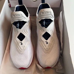 Nike LeBron Soldier 14 CK6024-100, Storlek 44 - Säljer mina Nike Lebron James Soldier 14 skor, väldigt bra skick bara använda 2 gånger. Skorna blev tyvärr försmå då fötterna växte snabbt. Priset är inte hugget i sten  Skorna är sällsynta i Sverige.