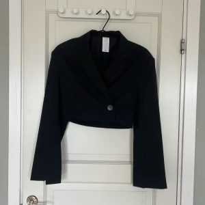 Croppad kavaj - Croppad kavaj använd en gång från Carin Wester 