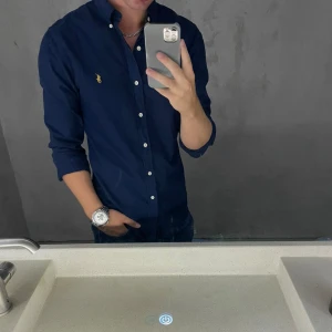 Ralph Lauren skjorta - Hej, säljer nu min fina Ralph Lauren skjorta storlek M slimfit. Den är i nyskick och kommer vara otroligt snygg i sommar. Nypris 1500kr! Vi kommer att sälja liknande produkter nu i sommar så glöm inte följa profilen!🌊🍾