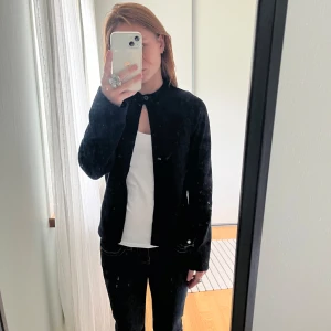 Stickad kofta - Svart stickad kofta från Gina tricot🫶🏻 Är använd runt 2 ggr så är så gott som ny Frakt ingår ej i pris!