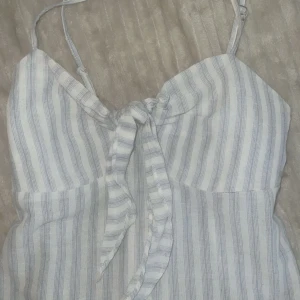 Brandy Melville topp - Säljer nu denna söta topp köpt på Brandy Melville! Säljer för den är för liten för mig, skulle säga att den passar XS/S