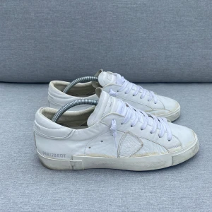 Philippe model PRSX - Tja! Säljer ett par Philippe models i modellen PRSX. Skorna är i storlek 42. Skicket är 9/10. Skriv vid minsta fundering🙌