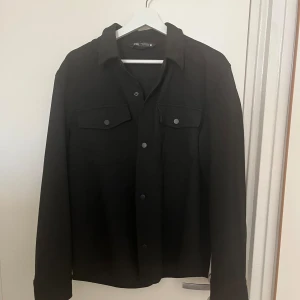 Overshirt - Säljer min overshirt från zara då den inte kommer till användning, nypris minns jag inte men runt 500-600 mitt pris 250kr 