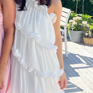 Superfin klänning - Från NA-KD x Lojsan Wallin. I stolek 32 men passar väldigt stretchig. Kommer tyvärr inte till användning. 