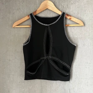 Häftig svart top - Jättefin svart croptop storlek XS