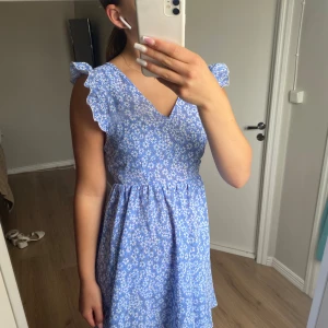 Klänning - Jättefin klänning som passar perfekt nu till sommaren💕