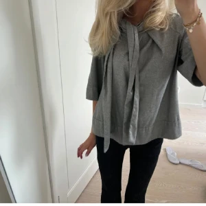 Super fin tröja  - En jätte fin tröja ifrån french collection, går att ha knyten som rosset men även oknyten, knappt använd så jätte fint skick🥰obs lånade bilder🥰