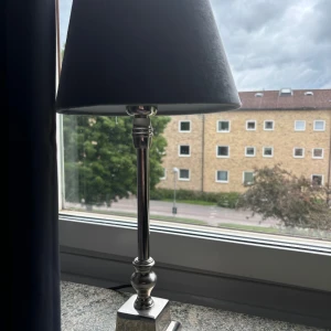 Lampa - Grå sammet skärm och silvrig fot. Nyskick  