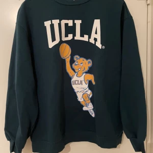 UCLA sweatshirt - Säljer denna UCLA sweatshirt från hm i fint skick, lite nopprig men inget som märks starkt. Jätte skön och fin som knappt är använd. Skriv gärna privat om intresserad💕