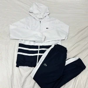 Lacoste Tracksuit  - Lacoste Tracksuit storlek S-M för 1499kr priset går att sänkas, rkt bra skick inga hål, inga fläck. Ny pris 2700kr min pris 1599 