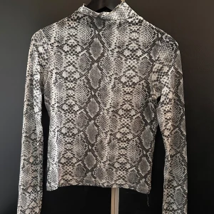 Ormmönstrad mesh topp - Ormskinnsmönstrad mesh topp från bershka.