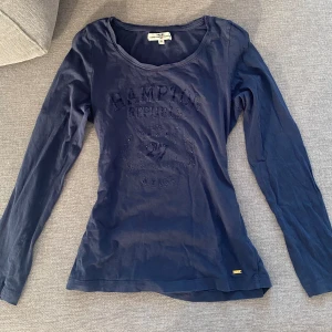 Långarmad blå - As snygg långarmad med detaljer 