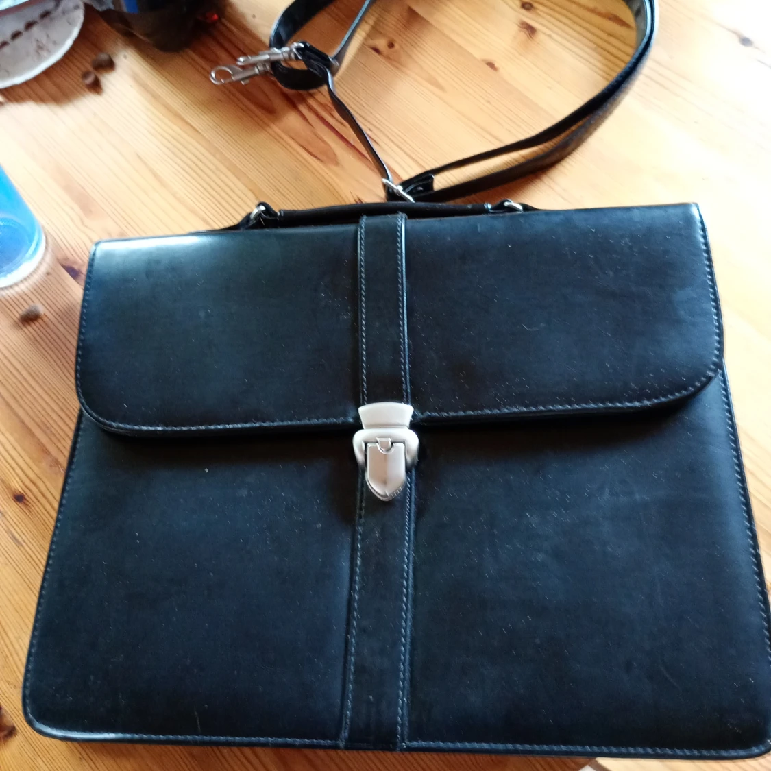 Stor svart väska skinn läder låsbar med axelremmar. - 2