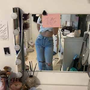Gina Tricot Jeans - Använda men som nya Hål i båda knäna och lågt uppe på låret Riktigt skpna jeans men har ingen användning av dom