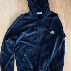 Stone Island zip hoodie junior - Stone Island zip hoodie junior (14 year) i mycket fint skick. 