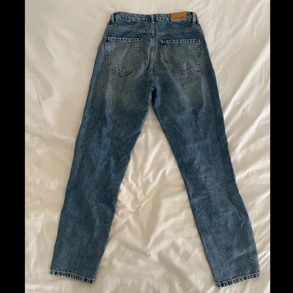 Sparsamt använda mid waist jeans från Gina Tricot i rak modell. Storlek 34. Mycket gott skick. Använda 2-3 ggr. Säljer då de inte kommer till användning. Tveka inte att ta kontakt vid frågor eller för fler bilder! 🥰. Jeans & Byxor.