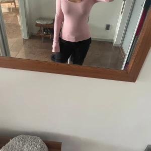 Rosa tröja från gina - Denna tröja är slutsåld på hemsidan. Jag köpte den för 200kr och säljer den för 150kr självklart kan priset diskuteras 
