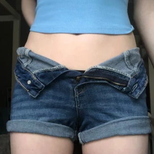 Gina shorts low waist - Ett par jeansshorts som är lågmidjade❤️Säljer pågrund av att jag redan har så många jeansshorts och är i superbra skick👌80kr+frakt. Är i storlek s och är 160cm och för mig passar de perfekt 
