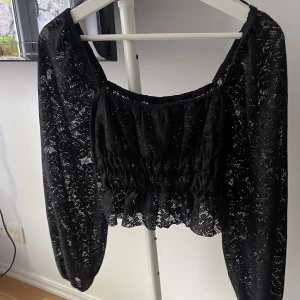 Spetstopp - Jättefin topp i spets från Gina tricot, aldrig använd