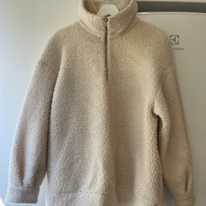 & Other Stories - Faux Shearling Zip Pullover - Well worn. Fit is oversize. The button on the left sleeve is a bit loose and pilling on the inside. Discoloration from wear, but can easily be washed and become brighter. 