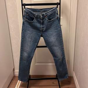 Levis jeans, modell 501 skinny. Oanvända. Katt finns i hemmet. Köparen står för frakten.