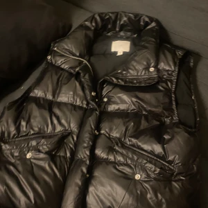 Puff väst från H&M - Stilig puff väst från h&m bra skick och dragkedjan är bra 