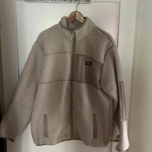 Dickies vårjacka - Medium Dickies vårjacka, knappt använd. Passar L nypris:799kr pris:250kr