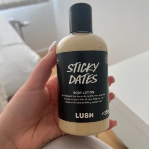Virala Lush Sticky Dates bodylotion - Den virala Sticky Dates body lotion från lush i full storlek. Helt full. Köptes som en blind by och har inte fått användning av den då jag inte tål starkare dofter. 