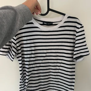 Randig t shirt  - Säljer denna randiga t shirt från zara som aldrig är använd. Väldigt fin passform! 