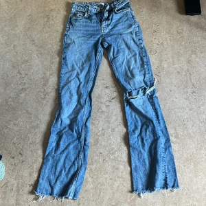 Jens blåa - Storlek 32 , mid waist , botcout, Bra skick
