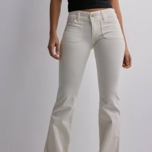 Jeans  - Så fina lågmidhade jeans från Nelly. Använda 1-2 ggr🎀 nypris 699🎀