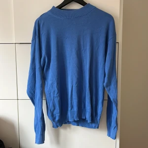 Blå stickadtröja - Säljer denna stickade tröjan i en jättefin blå färg då den inte används längre. Fint skick.