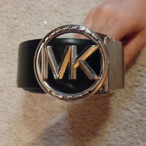 Michael Kors Bälte - Hej! Säljer nu detta exklusiva bälte som är från märket Michael Kors.Den är storleken S eller 80 cm.Detta bälte är helt oanvänt och den har en vridfunktion så man kan byta stil mälla vit och svart.Hör av er vid funderingar och priset kan förhandlas