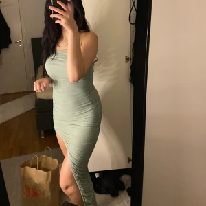 Klänning  - Skit snygg klänning till sommarn, använd en gång 🤍