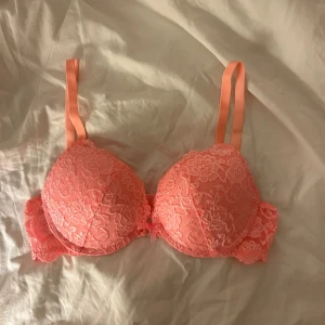 Bh  - Jag säljer min helt nya push-up bh! Är en väldigt fin bh som är aldrig andvänd. Säljer pågrund av att den är för liten för mig. Köpt för 500kr 