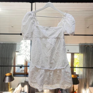 Klänning - Säljer denna söta sommarklänningen från H&M, den är köpt för flera år sedan och finns ej i butik och är ovanlig💕för mer bilder frågor eller prisförslag skriv💕 frakt betalar köparen, storlek 34 men passar även 36 och 38 skulle ja säga