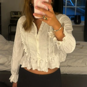 blus - jättesöt blus från zara❣️använd fåtal gånger & därav inga deffekter. Säljer då den tyvärr inte kommer till användning💕