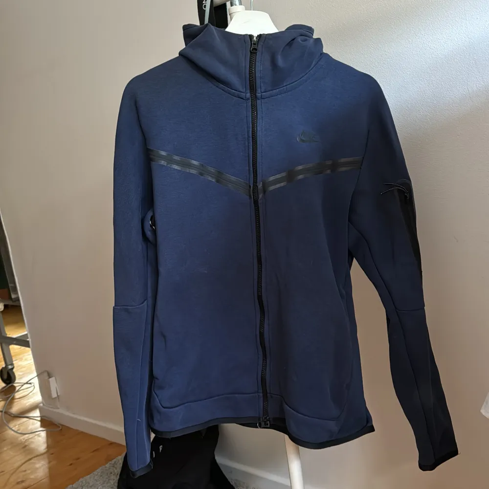 Jag säljer en blå nike tech fleece tröja som jag knappt har använt, den är i nytt skick. Den är i storlek M . Hoodies.