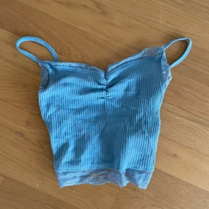 Blå topp - Blå topp i gott skick! Köpt på Vinted men har inte kommit till användning av mig. 