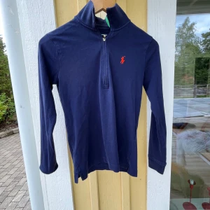RALPH LAUREN GOLF HALVZIP - Snygg och ovanlig halvzip från Ralph Lauren golf. Passar perfekt ute på golfbanan i sommarn och höst. Varsamt använd 9/10. 
