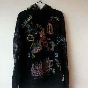 Bladee 333 hoodie - Bladee 333 hoodie i samarbete med Claire Barrow. Grymt skick