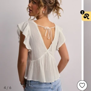 Blus  - Säljer denna söta blus från Nelly då den inte kommer till användning, (storleken är mer som xs-s)😍💞