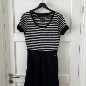 Stickad klänning från Tommy Hilfiger denim - Söt stickad klänning från Tommy Hilfiger Denim i storlek M. Har fickor!!😍 