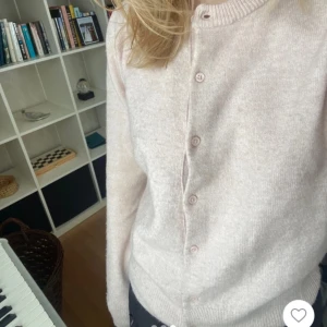 Kofta  - Jätte mysig och skön ljusrosa kofta, perfekt att ha över ett linne 